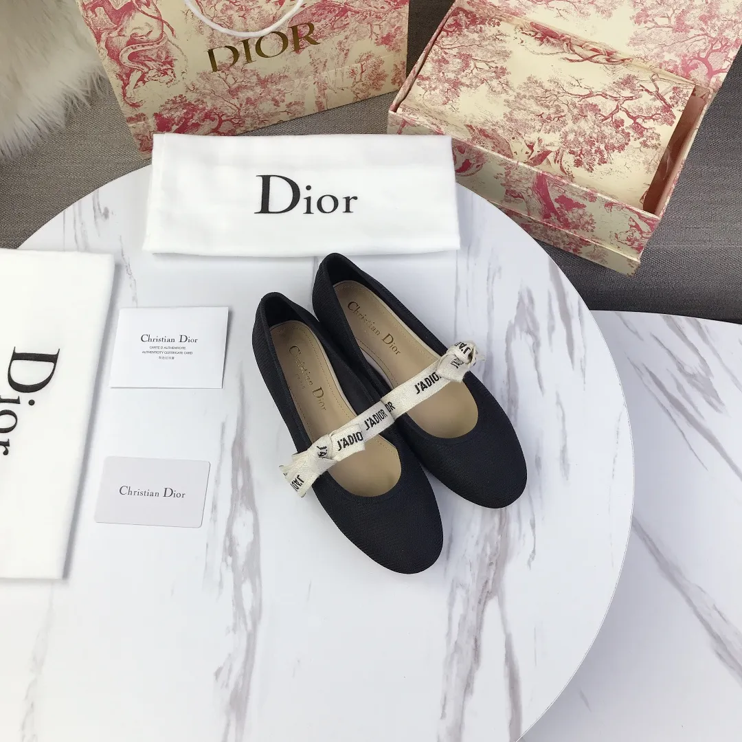 p440👟👟 DIOR Dior counter's new bow🎀webbed flat ballet shoes👯 The simple round-toed flats immediately enhance a lot of elegance and girlish innocence when paired with the J'adior woven strap. They feel very fairy tale and girlish, and they are super beautiful to wear💦It also has an elegant name miss j'adior. When you go shopping, you will definitely turn heads💯 The lining and feet are made of the same cowhide lining as the original, and the original film-free genuine leather outsole imported from Italy! Code number: 35-41 (40041 customized, non-returnable)